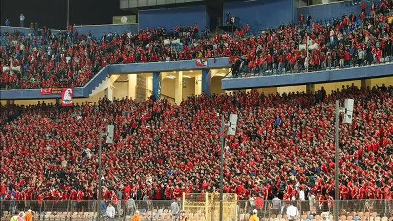 عقوبات الكاف تحرم جماهير الأهلي من حضور مباراتين في دوري أبطال إفريقيا
